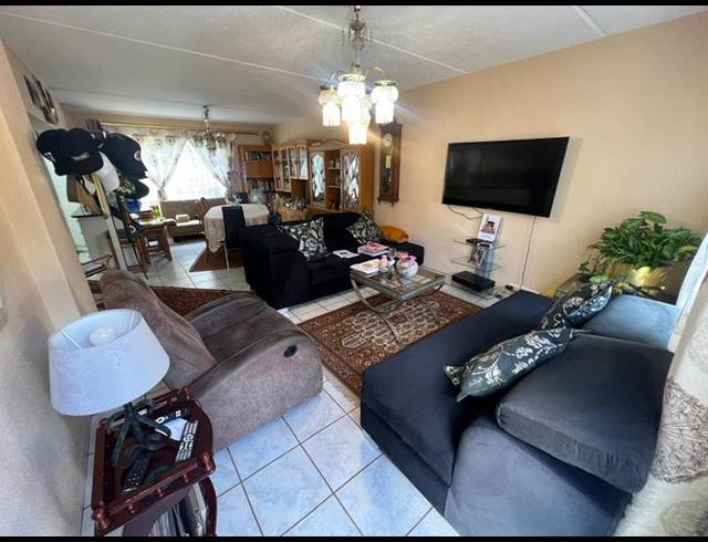 2 BEDROOM TOWNHOUSE FOR SALE IN HELDERKRUIN